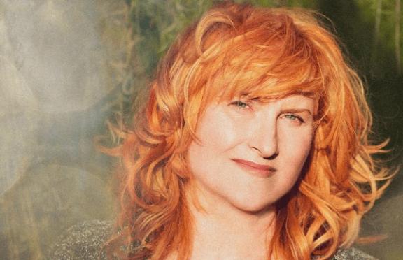a headshot of Eddi Reader