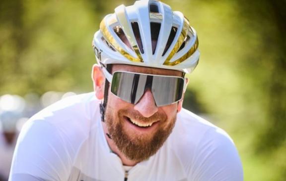 head and shoulders of Sir Bradley Wiggins as he rides his bike